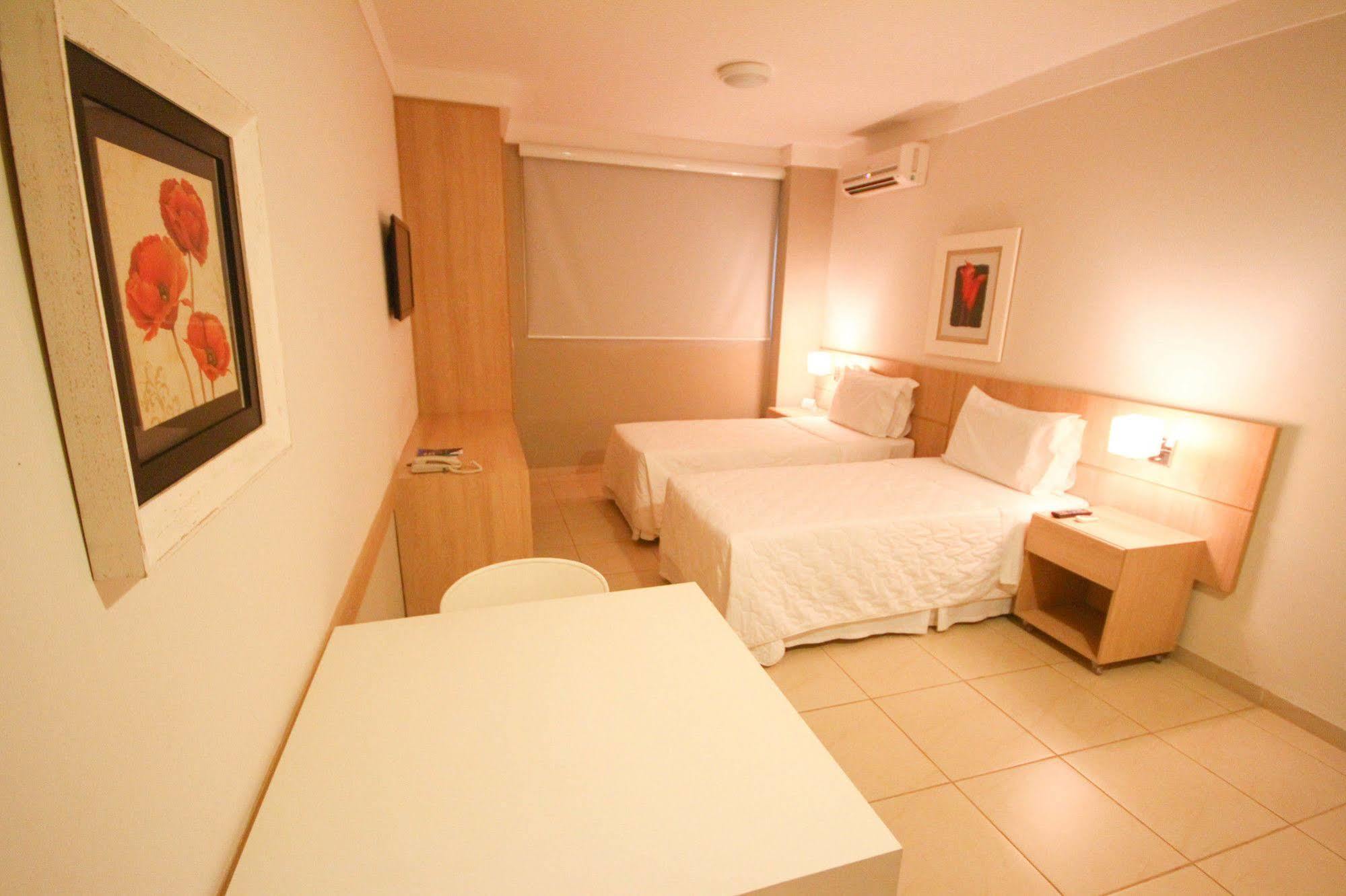 Gales Park Hotel Dourados Esterno foto