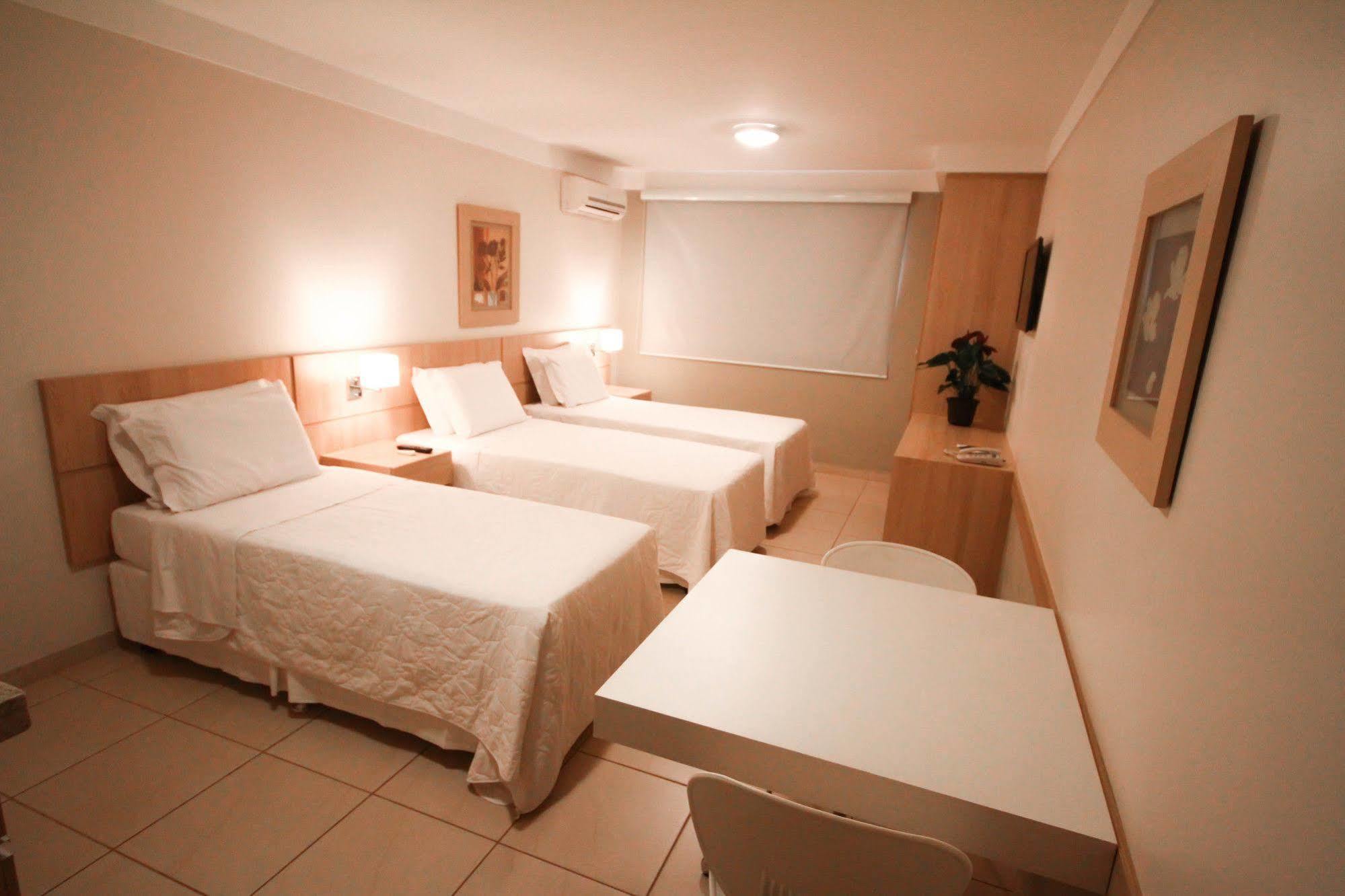 Gales Park Hotel Dourados Esterno foto