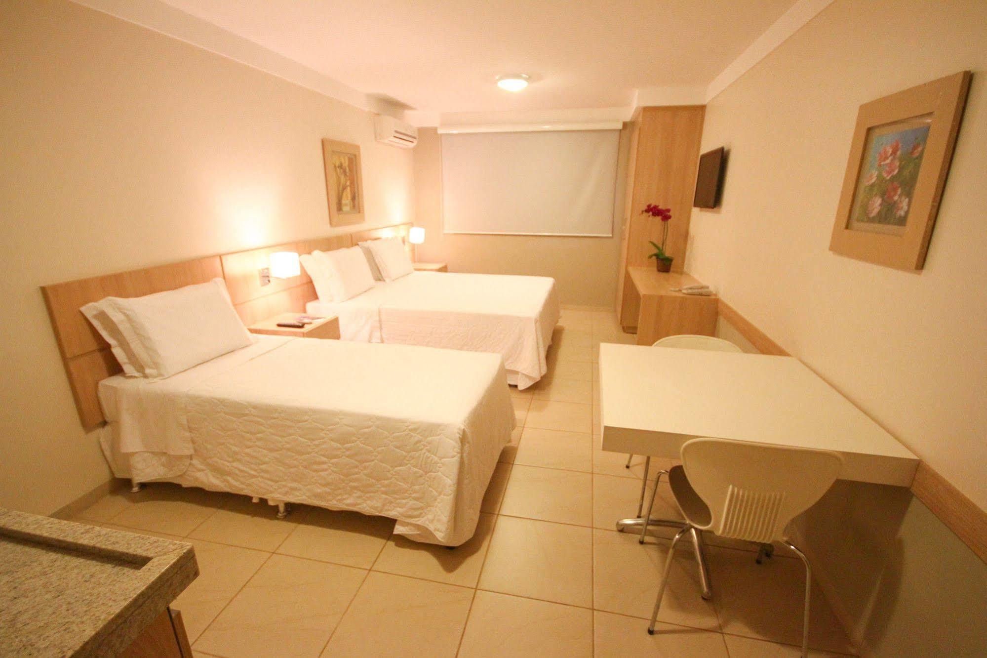 Gales Park Hotel Dourados Esterno foto