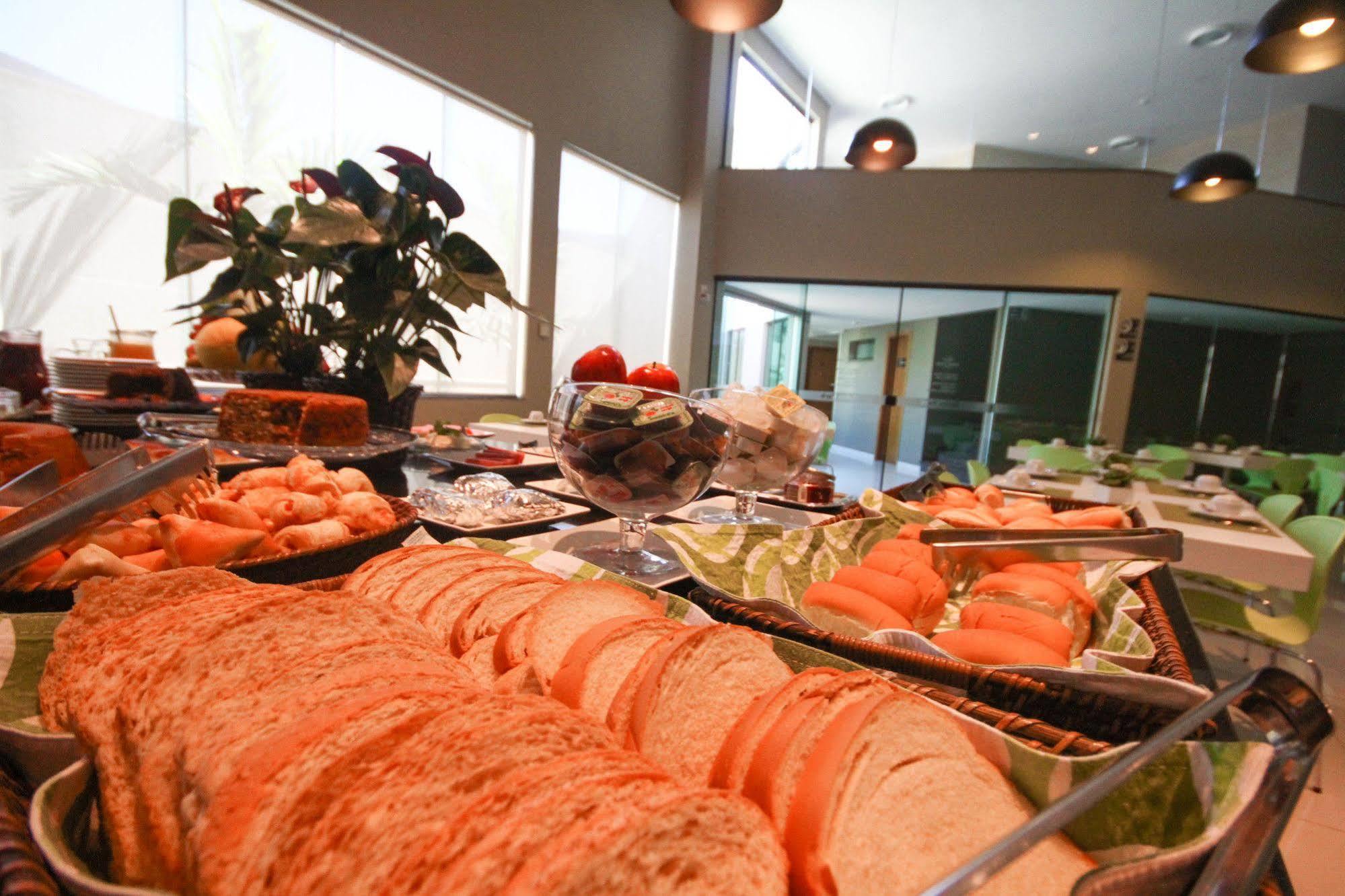 Gales Park Hotel Dourados Esterno foto